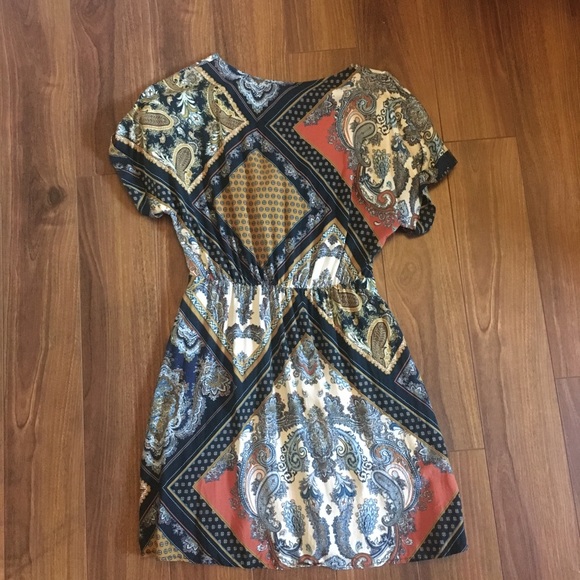 Front tie patterned V-neck dress - Picture 6 of 6